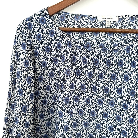 Max Studio top with crew neckline, bell sleeves, loose &  flowy, floral - Picture 7 of 12
